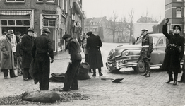 501656 Afbeelding van een aanrijding op de kruising van de Prins Hendriklaan en de Jan van Scorelstraat te Utrecht.